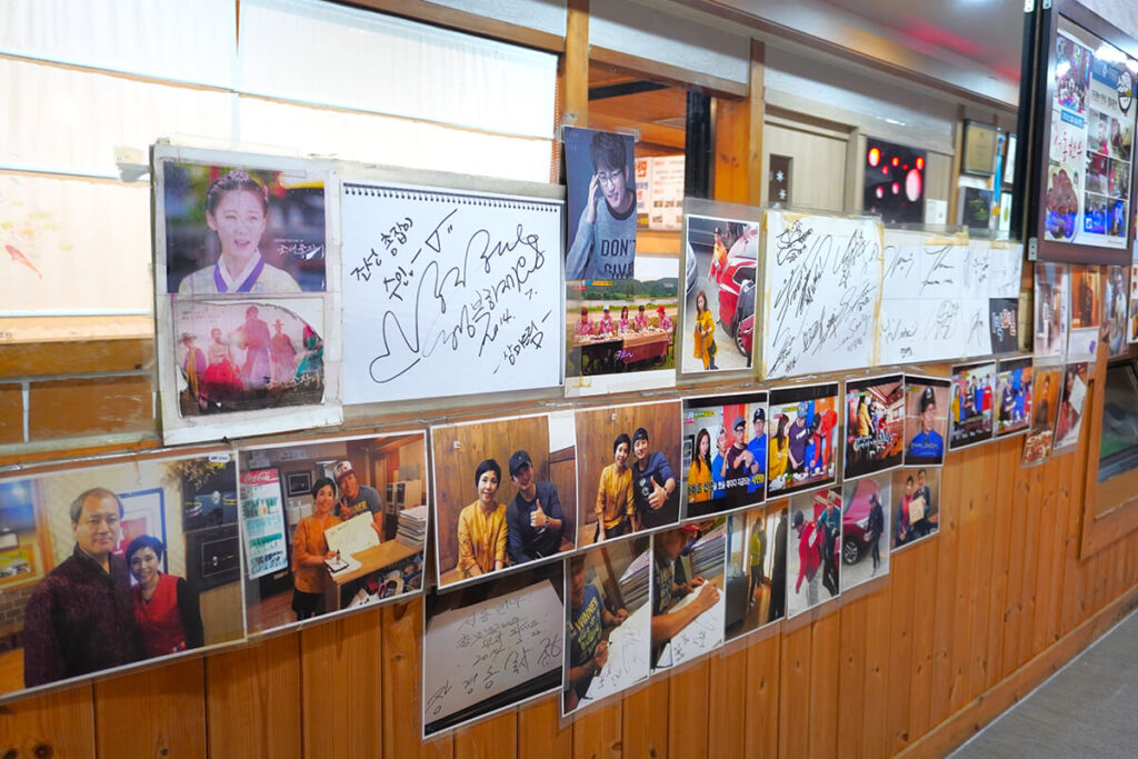 食堂に飾られた多数の有名人のサイン